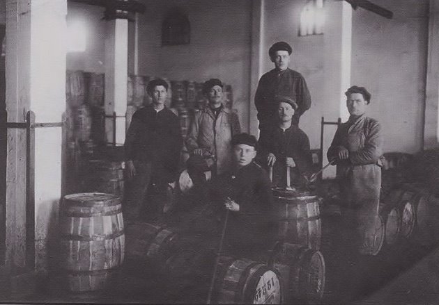 Arbeiter der Rübenkrautfabrik Fudikar in Rommerskirchen aus dem Jahr 1921 , sie galt bis zum...