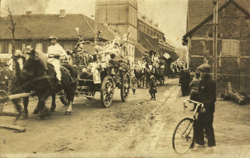 Karneval in Rommerskirchen ( Am Markt ) ca.1920<br />
<br />
Quelle Facebook