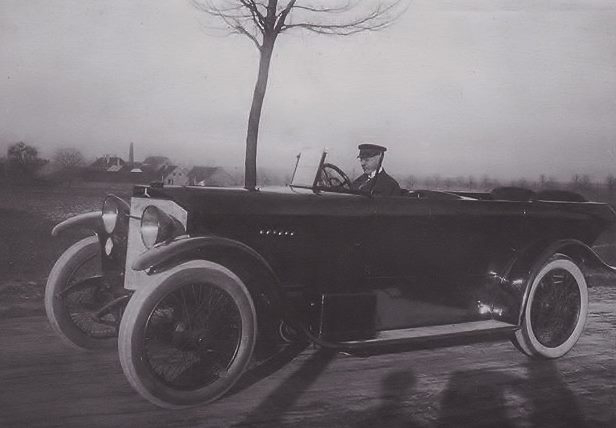 Der Fiirmenbesitzer der Zuckerrübenkrautfabrik Friedrich Fudikar 1922 , mit seinem Mercedes auf...