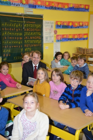 Reiner Thiel, MdL und Bürgermeister Dr. Martin Mertens lesen Kindern in der Kastanienschule vor