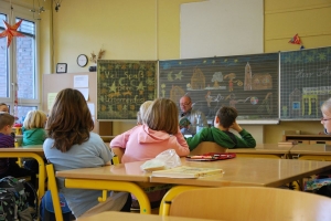 Reiner Thiel, MdL und Bürgermeister Dr. Martin Mertens lesen Kindern in der Kastanienschule vor