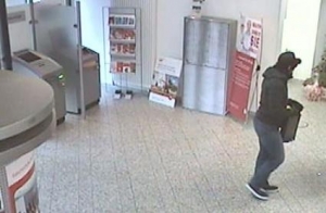 Wer kennt diesen Mann? - Fahndung der Polizei nach Banküberfall in Rommerskirchen