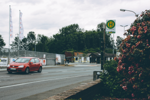 Übergang B477 zum Bahnhof - Haltestelle Postamt/Bahnhof