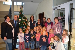 Weihnachtsschmuck im Rommerskirchener Rathaus: Kinder schmücken Weihnachtsbaum