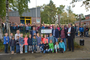 Kastanienschule erhält neues Schulschild