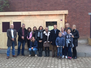 Bürgermeister Dr. Martin Mertens bei Übergabe des neuen Gartenhauses an der Kastanienschule