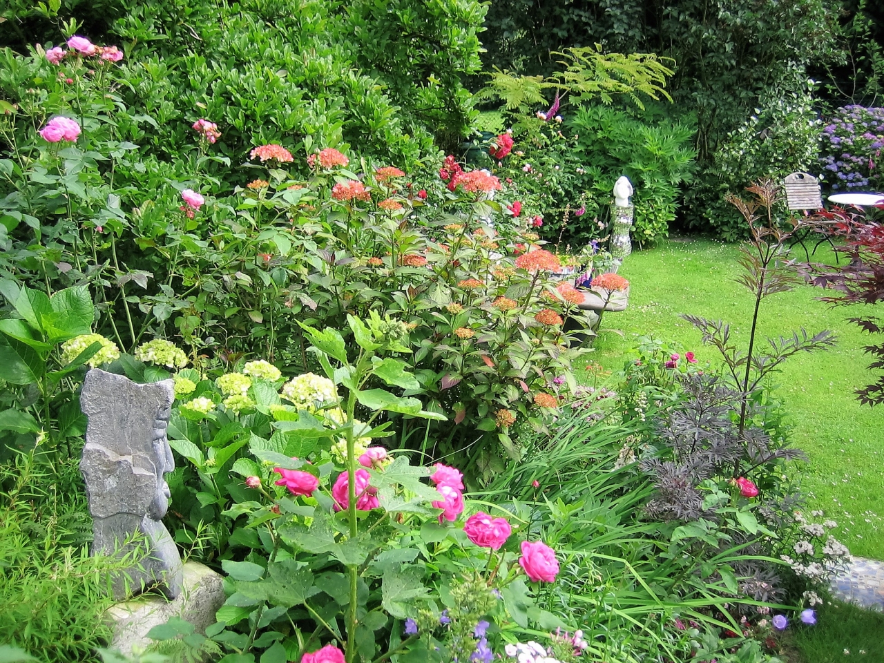 Garten mit Skulptur