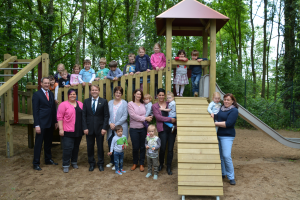 Neues Spielgerät für die "Kleinen Strolche"