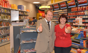 Bürgermeister Dr. Martin Mertens freut sich über Lotto-Shop in neuem Glanz
