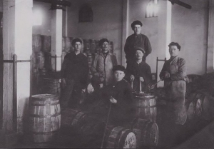 Arbeiter der Rübenkrautfabrik Fudikar in Rommerskirchen aus dem Jahr 1921