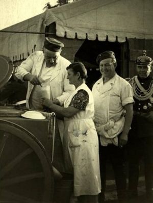 Artillerie Rommerskirchen bei der Erbsensuppenausgabe ca. 1954