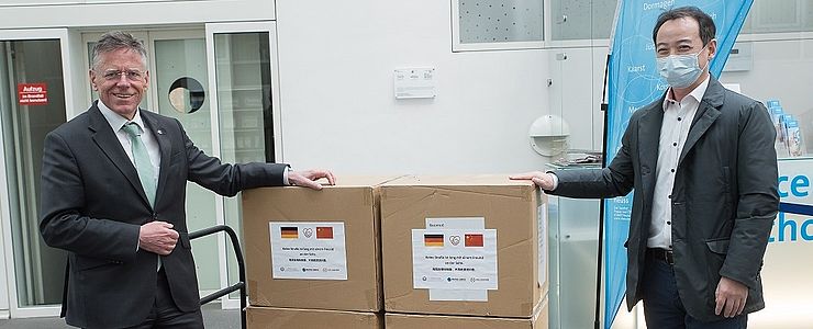 Landrat Petrauschke nimmt Spende von 10.000 Mund-Nasen-Schutzmasken entgegen