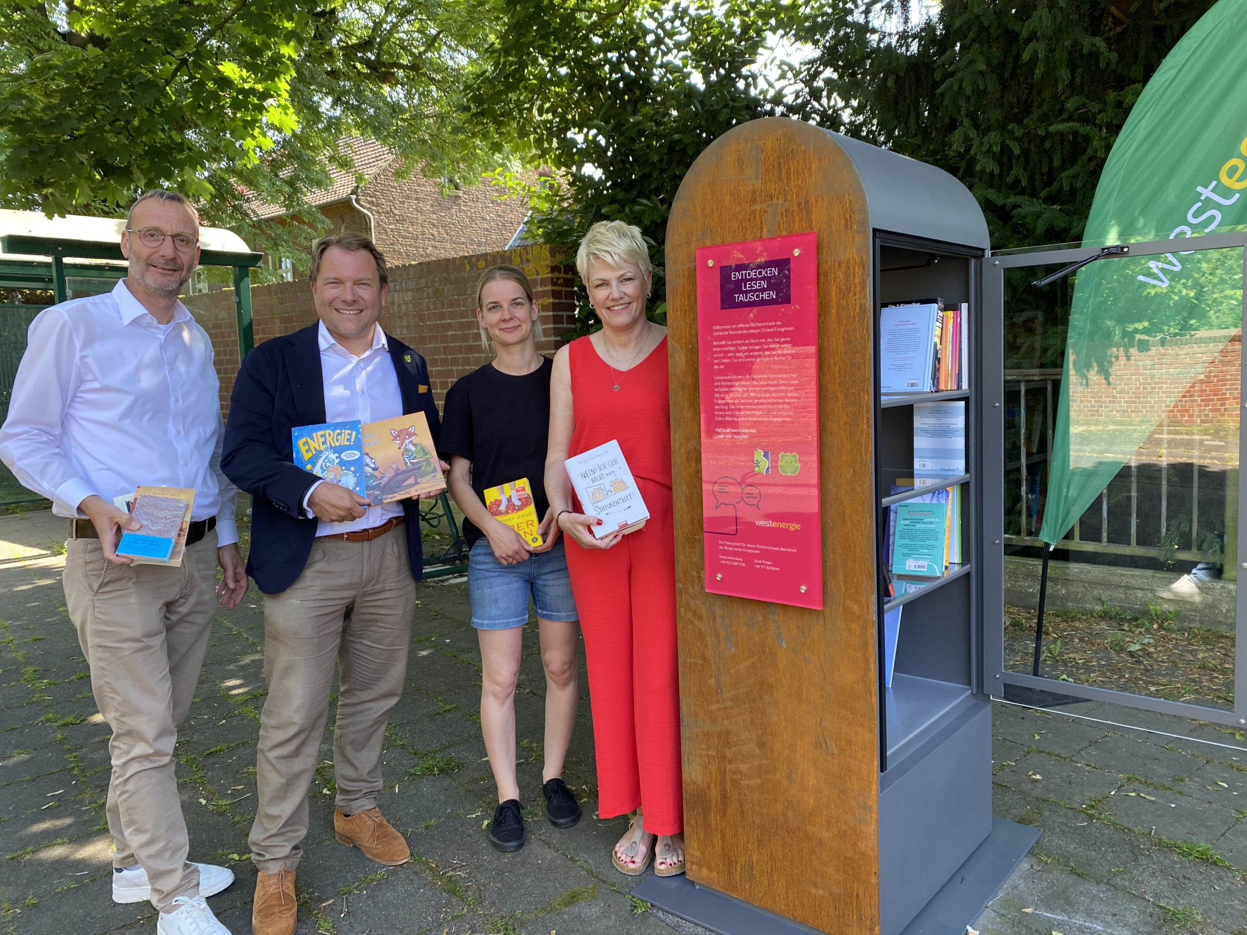 Literatur to go in Evinghoven: Westenergie Bücherschrank lädt zum Tauschen und Schmökern ein Literatur to go in Evinghoven: Westenergie Bücherschrank lädt zum Tauschen und Schmökern ein