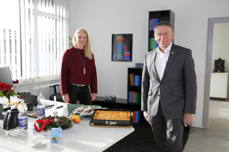 Dankeschön für besonderen Einsatz:  Selbstgemachter Kuchen für das Kreisgesundheitsamt