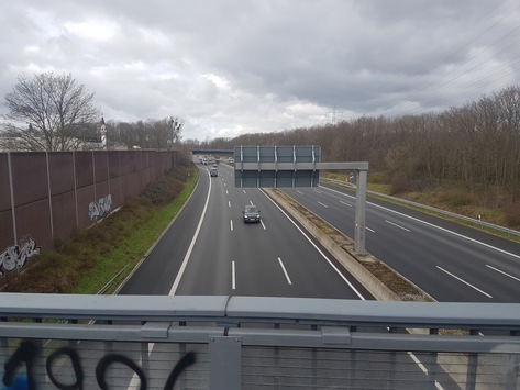 POL-NE: Erneut Gegenstände von Brücke geworfen – Zeugen gesucht