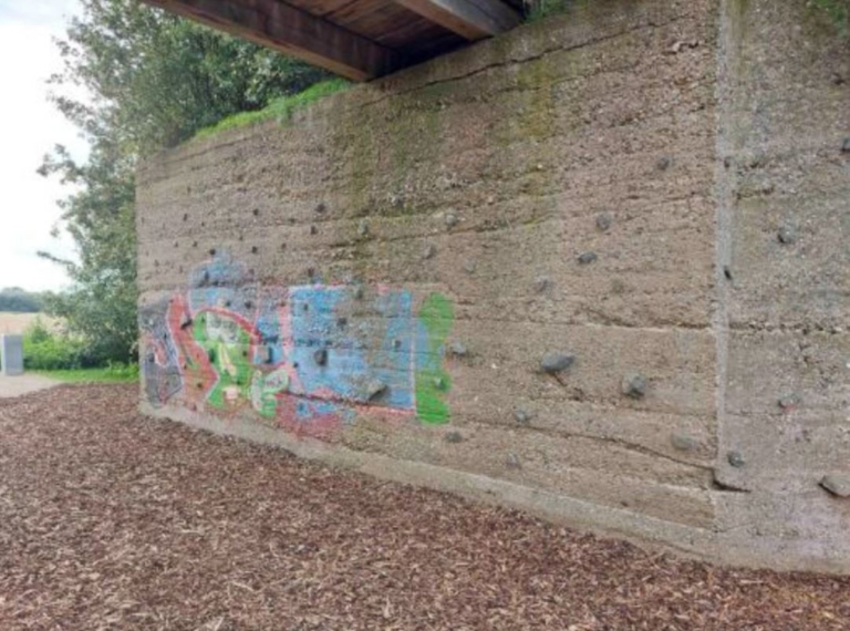 Bouldergriffe machen es möglich: Auf dem Bahndamm kann jetzt geklettert werden