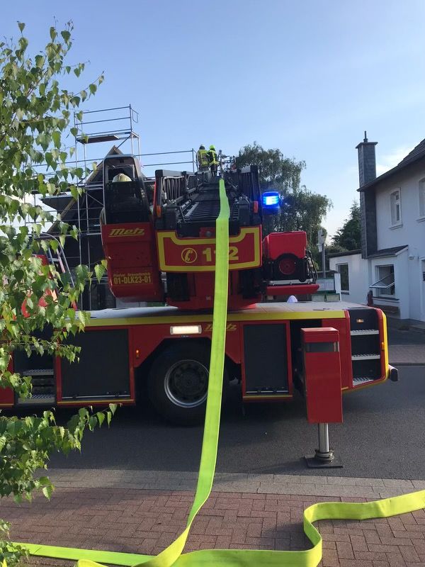 Feuerwehr löscht Schwelbrand in einem Dachstuhl