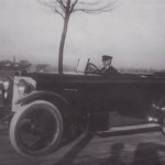 Der Fiirmenbesitzer der Zuckerrübenkrautfabrik Friedrich Fudikar 1922 , mit seinem Mercedes auf der Bergheimerstraße in Gill _.jpg