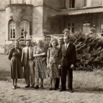 Ehepaar Schumacher mit Sohn Rolf in der Mitte , vor der Villa Schumacher in Rommerskirchen.jpg