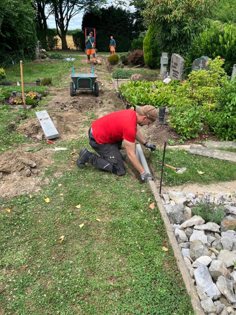 Gemeinde erneuert schrittweise Friedhofswege – Start war jetzt  in Hoeningen