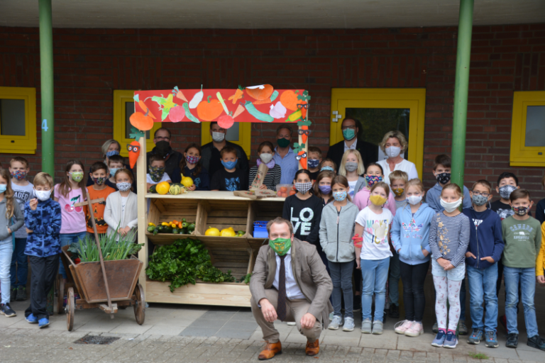 Schulkinder starten Gemüseverkauf aus der “Ackerdemie”