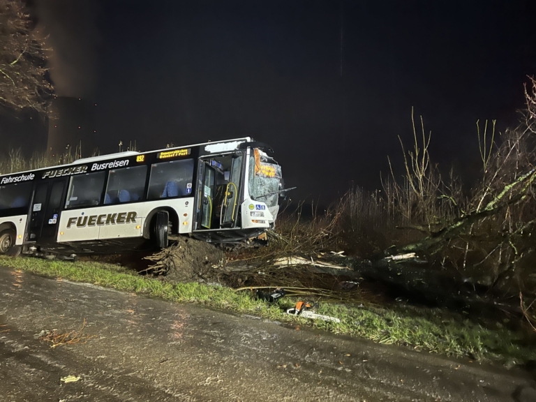 Busfahrer bei Unfall in Vanikum verletzt