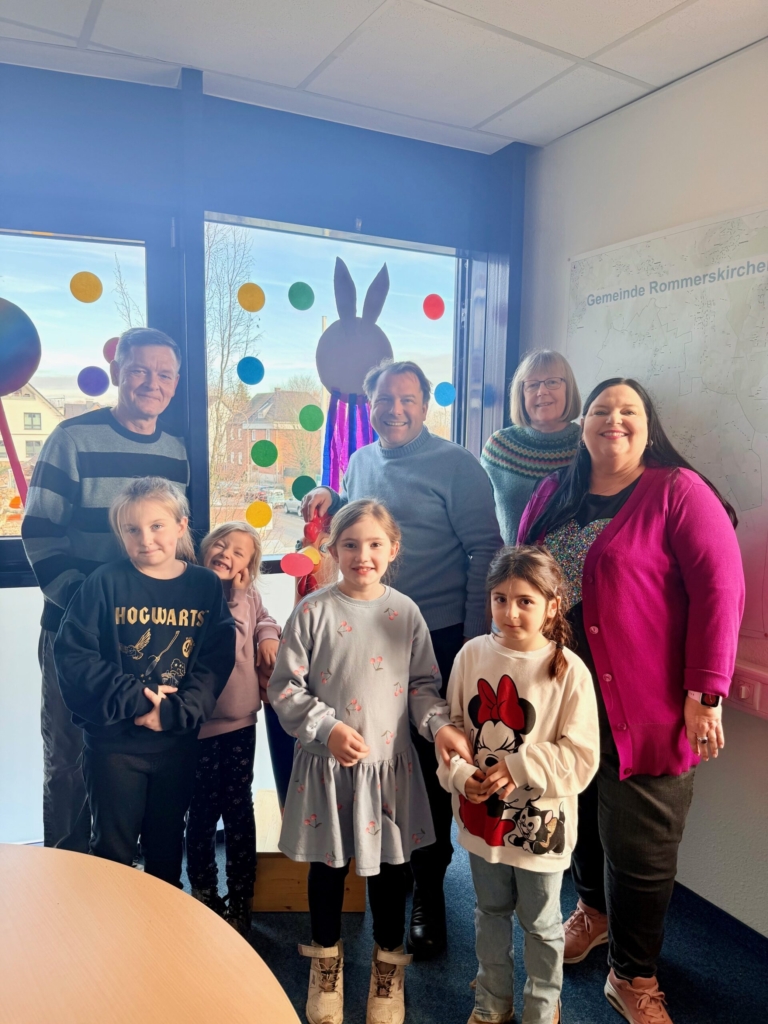 Kinder aus der OGS Frixheim schmücken Rathaus für Karneval