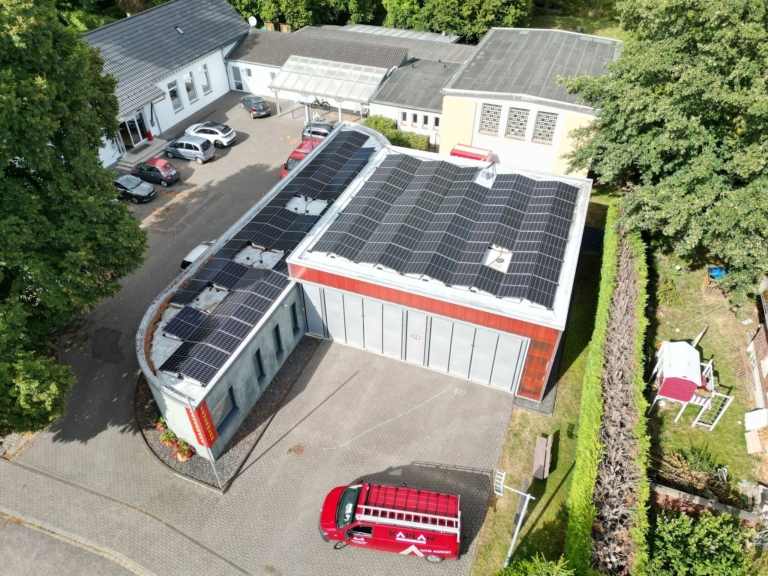 Roki Solar stattet Feuerwehrhäuser und Rettungswache mit Photovoltaik aus