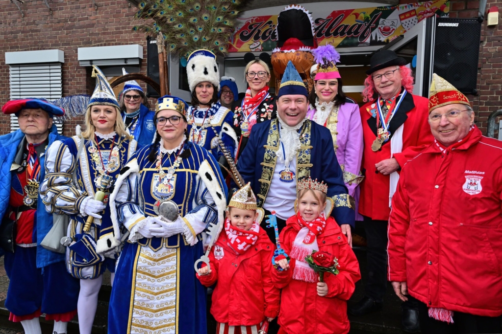 Rathaussturm- Narren erobern die Macht im strömenden Regen Rathaussturm- Narren erobern die Macht im strömenden Regen
