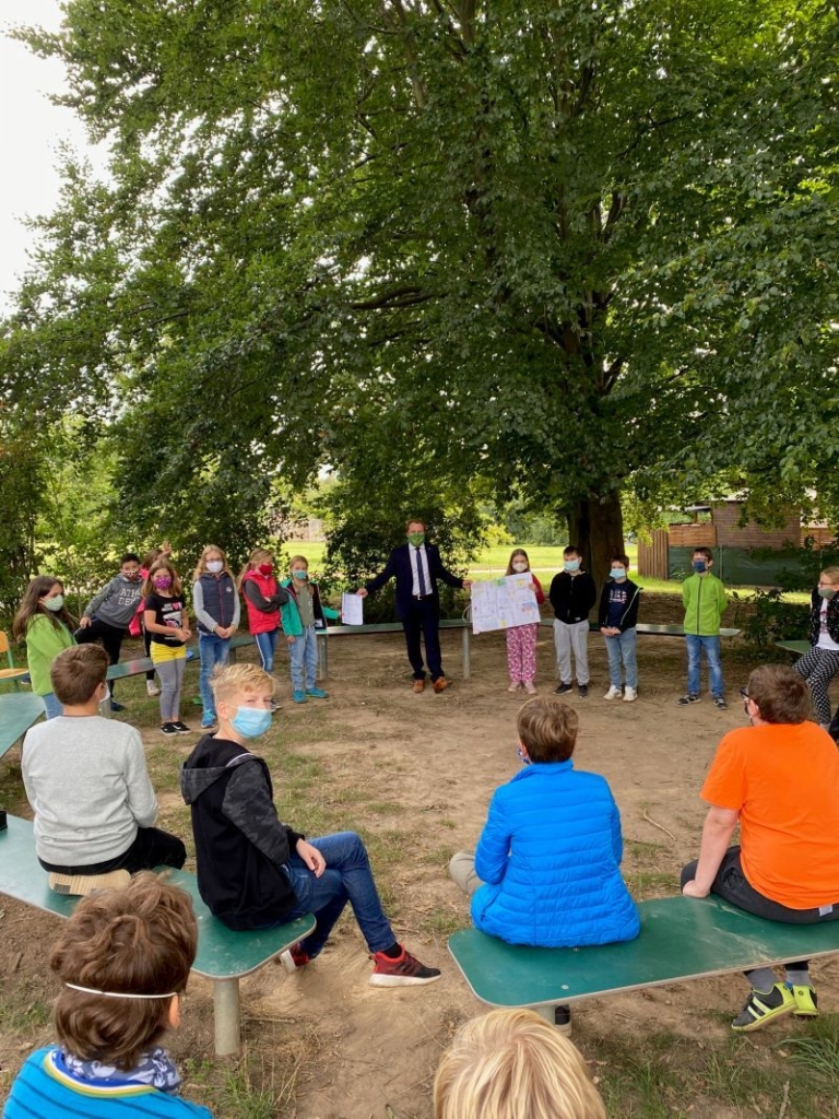 Bürgermeister Dr. Martin Mertens im Dialog mit Schülerinnen und Schüler der Frixheimer Gemeinschaftsgrundschule 