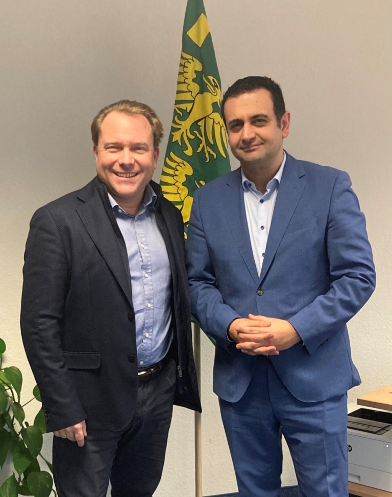 Bürgermeister Dr. Martin Mertens und Kreiskämmerer Bijan Djir-Sarai diskutieren über den Kreishaushalt