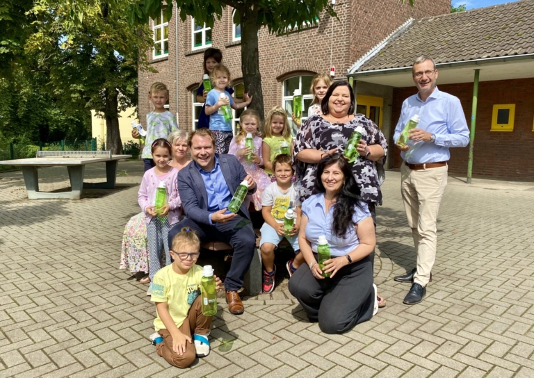 Kinder freuen sich zum Schulstart über Trinkflaschen von Westenergie