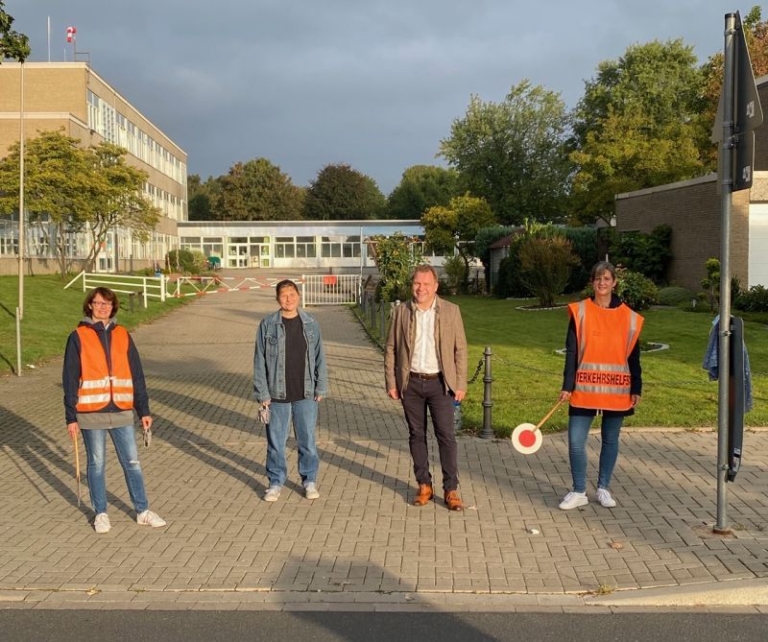 Bürgermeister Dr. Martin Mertens besucht ehrenamtliche Schülerlotsen an der Gillbach-Grundschule