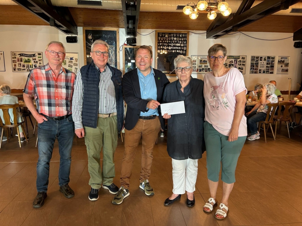 Martin Mertens überreicht 400- Euro-Scheck an Seniorencafé Frixheim Martin Mertens überreicht 400- Euro-Scheck an Seniorencafé Frixheim