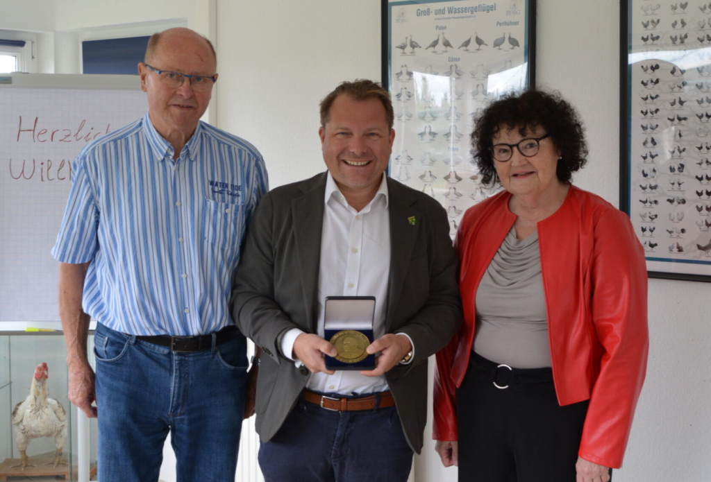 Bürgermeister Dr. Martin Mertens besucht Wissenschaftlichen Geflügelhof in Sinsteden und erhält höchste Auszeichnung des BDRG Bürgermeister Dr. Martin Mertens besucht Wissenschaftlichen Geflügelhof in Sinsteden und erhält höchste Auszeichnung des BDRG