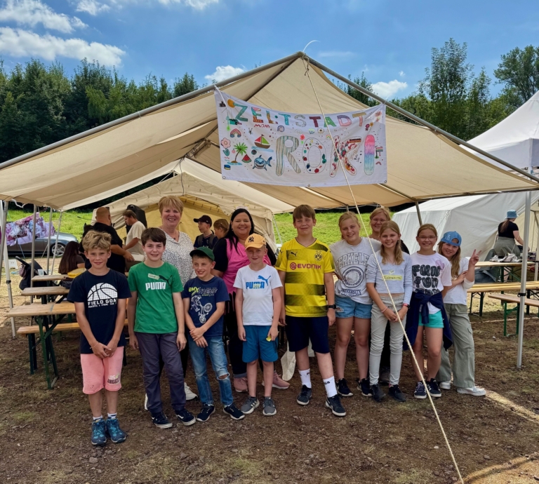 Zeltstadt statt Schulhof: 98 Kinder erleben Abenteuerferien in Nettesheim