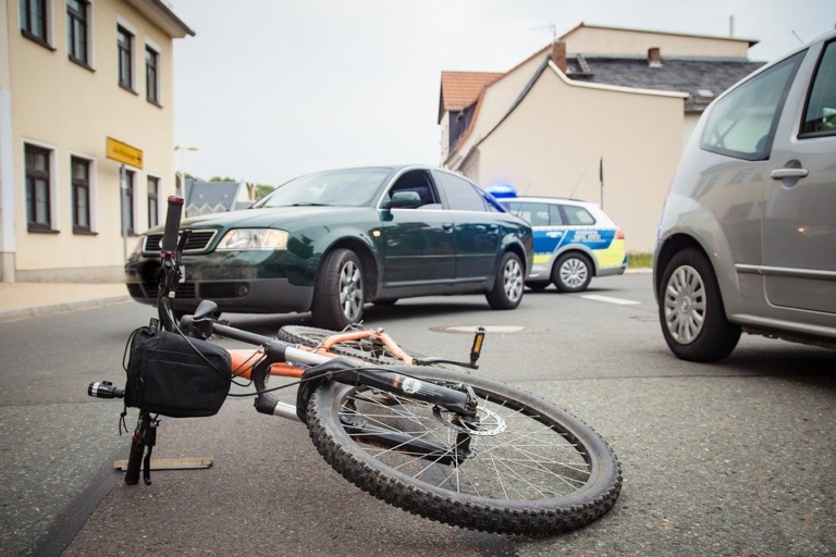 POL-NE: Alkoholisierter Radfahrer verletzt sich bei Alleinunfall