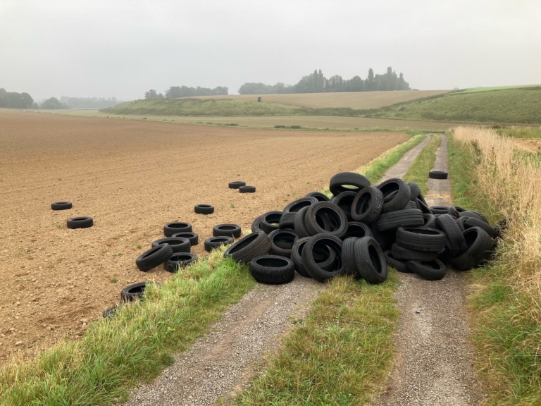 Autoreifen am Bruchrandweg entsorgt