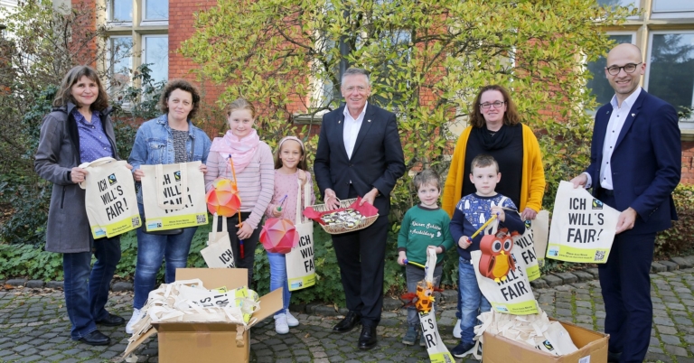 St. Martinsumzüge starten: Landrat übergab faire Baumwolltaschen an Kindergarten- und Schulkinder