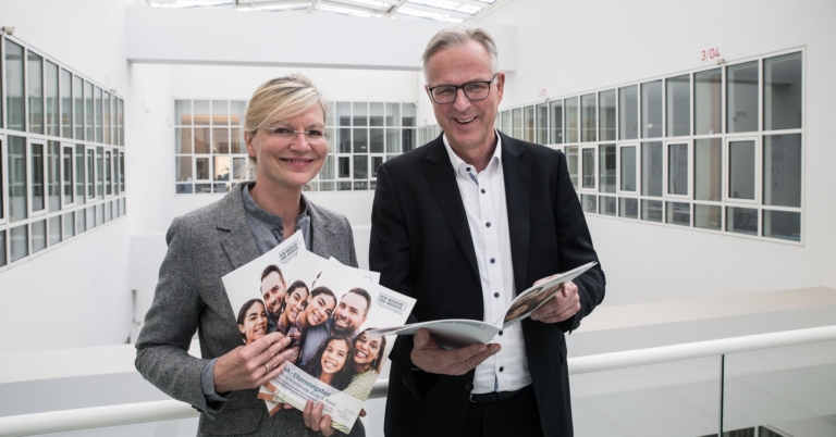 Kein Abschluss ohne Anschluss: Rhein-Kreis Neuss hat neuen Elternratgeber veröffentlicht