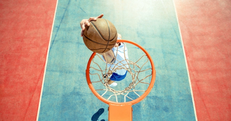 Neue Basketballkörbe erweitern  das Angebot für den Nachwuchs