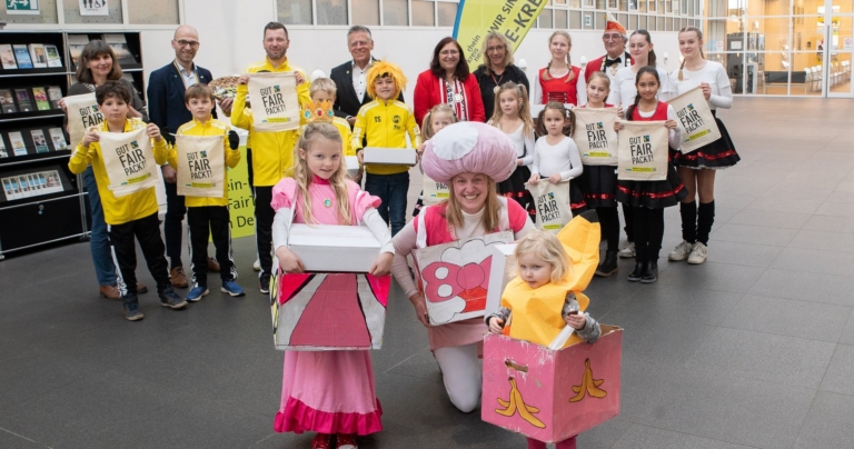 Gewinnspiel des Rhein-Kreises Neuss: Landrat übergibt faire Kamelle an drei Karnevalsgruppen