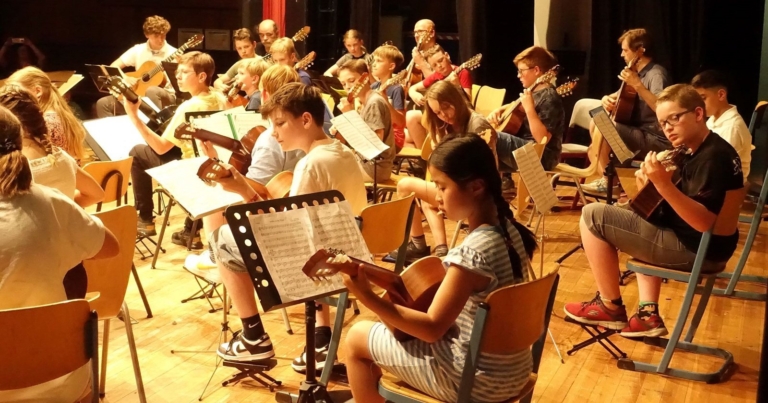 „Frisch gezupft“: Fachbereichskonzert der Musikschule Rhein-Kreis Neuss in Jüchen