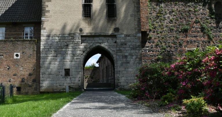 Archiv im Rhein-Kreis Neuss: Sommerführungen durch Burg und Archiv