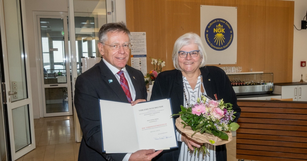 Besondere Auszeichnung: Landrat Hans-Jürgen Petrauschke überreicht Bundesverdienstmedaille an Petra Friese