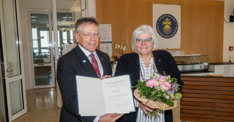 Besondere Auszeichnung: Landrat Hans-Jürgen Petrauschke überreicht Bundesverdienstmedaille an Petra Friese