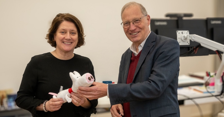 Landrätin Katharina Reinhold spricht mit Dr. Hermann-Josef Baaken über die Bedeutung des Ehrenamtes im Sport