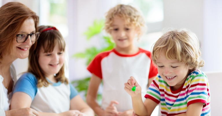 „Spiel mit mir“: Familien-Spieleaktion für Eltern und ihre Kinder ab sechs Jahren in Glehn