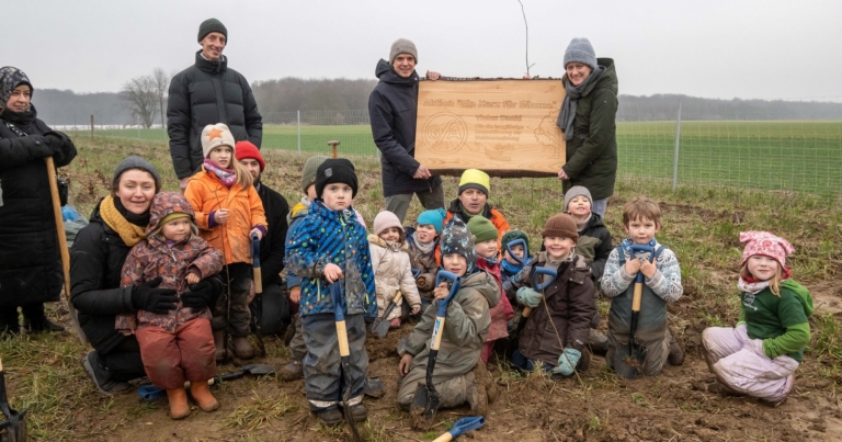 Aktion „Ein Herz für Bäume“: Firma GfA spendet neues Grün für die Waldvermehrung