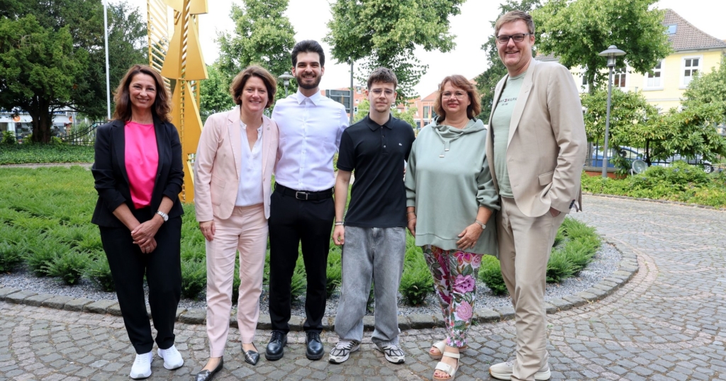 Rhein-Kreis Neuss vergibt interkulturelles Bildungsstipendium an zwei erfolgreiche und engagierte Abiturienten Rhein-Kreis Neuss vergibt interkulturelles Bildungsstipendium an zwei erfolgreiche und engagierte Abiturienten